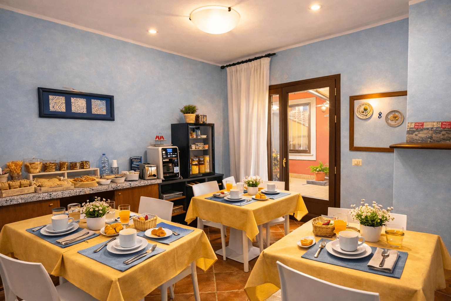 Tavola imbandita per la colazione