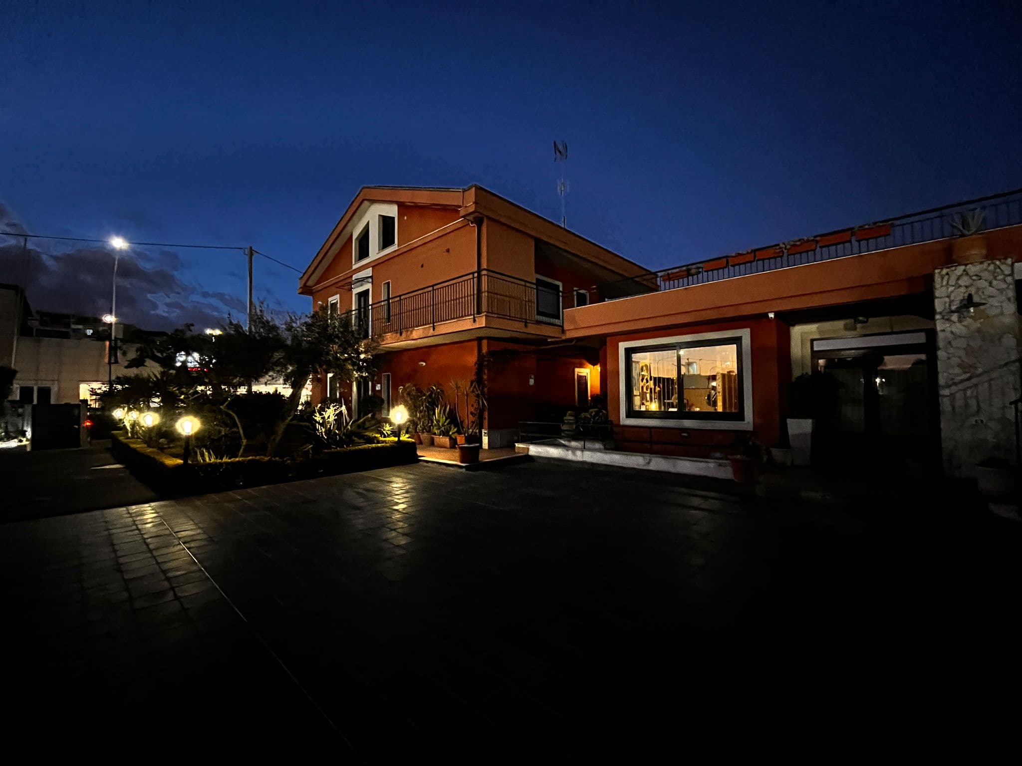Facciata del B&B Borgo Ognina all'imbrunire con luci del giardino