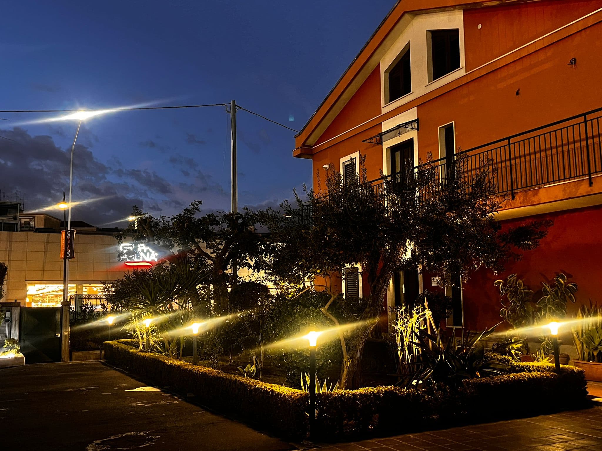 Giardino e siepi del B&B illuminati al crepuscolo